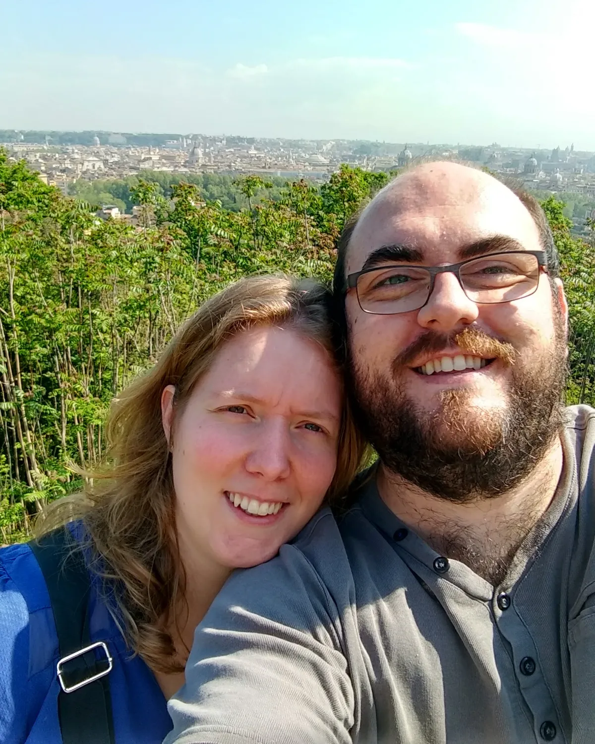 Mélanie et Emilien en selfie souriant, la ville en arrière-plan
