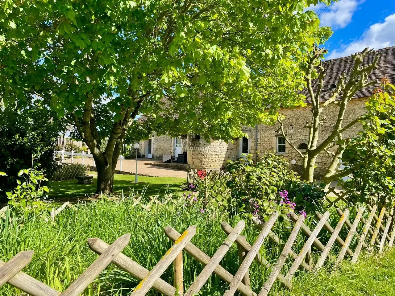 Longère en pierre et jardin arboré du lieu de réception