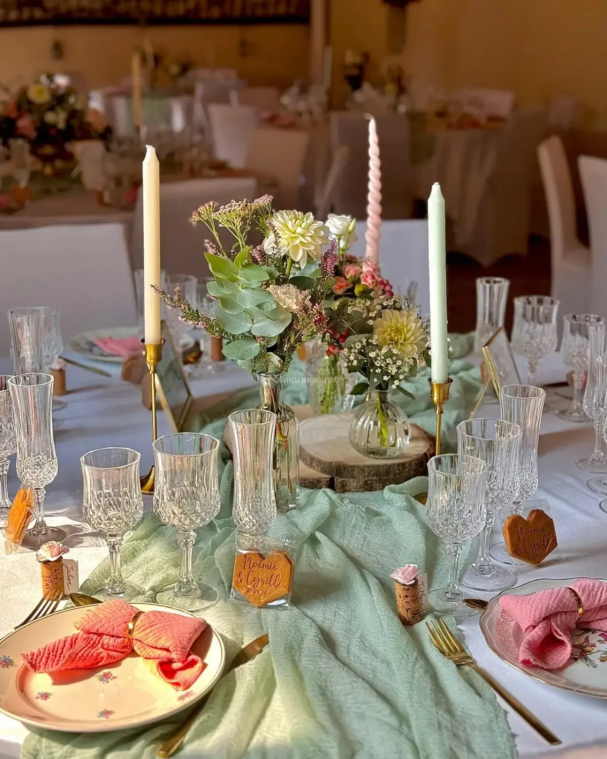 Table dressée avec bougies, fleurs et attentions pour les invités